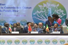 Image du Maroc Professionnelle de  Le 1er Sommet des Chefs d'Etat et de gouvernement de la Commission Climat et du Fonds bleu du Bassin du Congo a ouvert ses travaux avec la participation de Sa Majesté le Roi Mohammed VI où le souverain du Royaume Chérifien signe le protocole instituant la Commission Climat du bassin du Congo à Brazzaville, le dimanche 29 Avril 2018. (Photo/ SPPR) via Jalilbounhar.com 